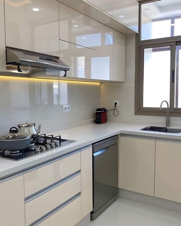 Rénovation complète d’une maison – Cuisine moderne grise